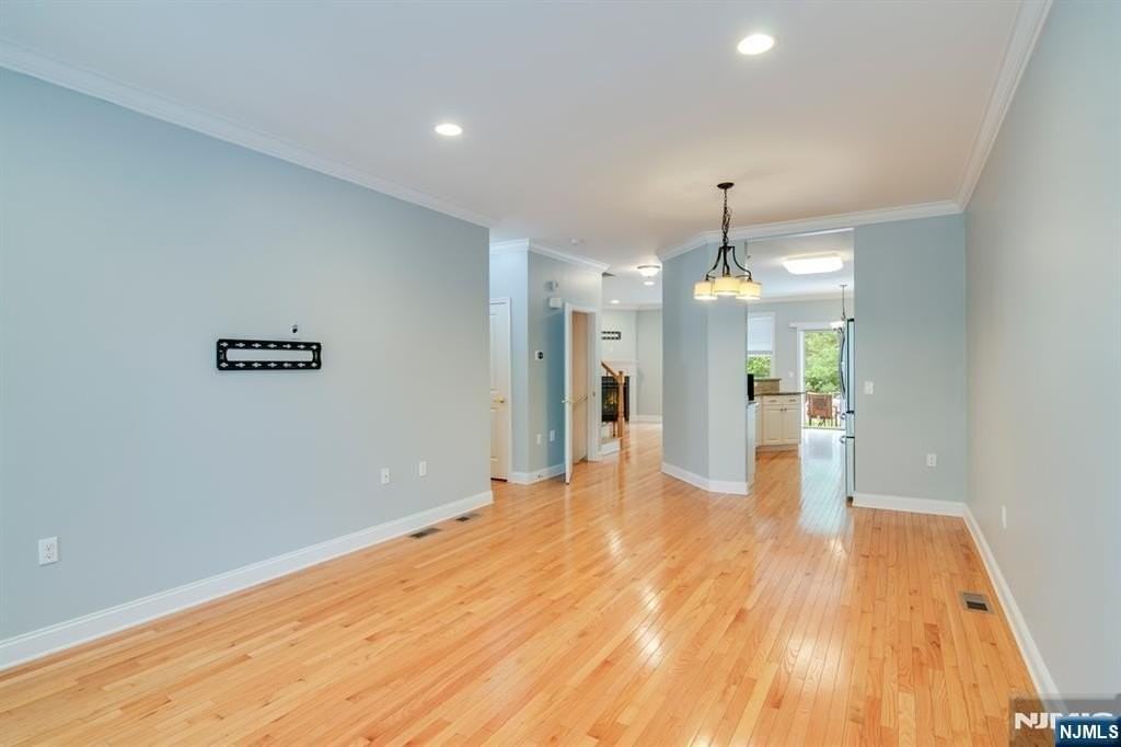 1503 Whitney Ln - Photo 3 of 32