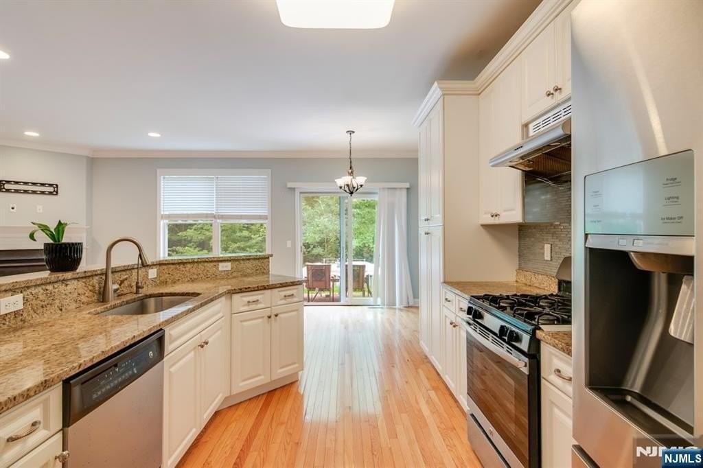 1503 Whitney Ln - Photo 4 of 32
