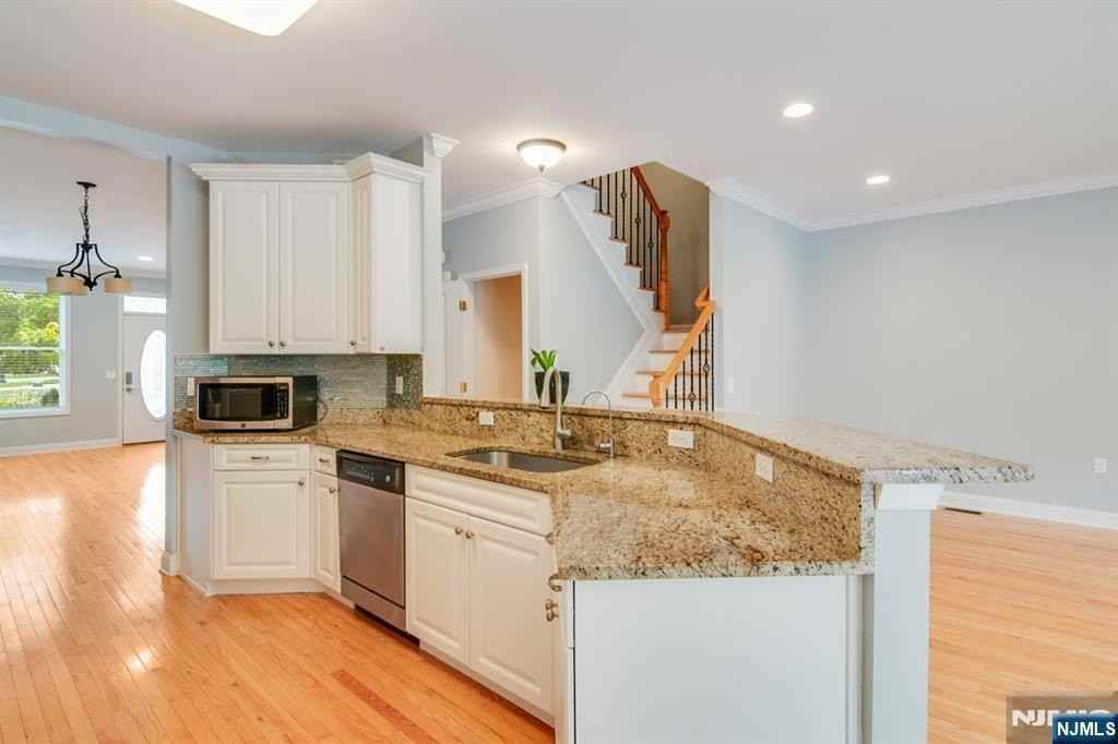 1503 Whitney Ln - Photo 5 of 32