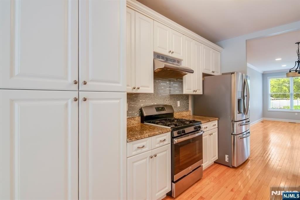 1503 Whitney Ln - Photo 6 of 32