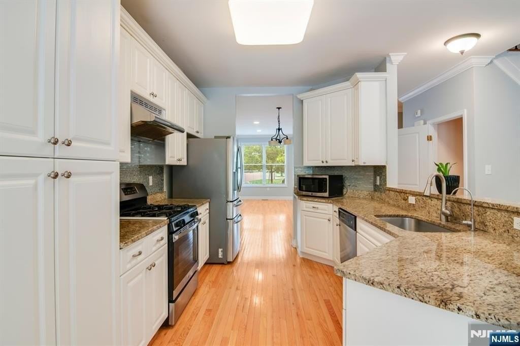 1503 Whitney Ln - Photo 7 of 32