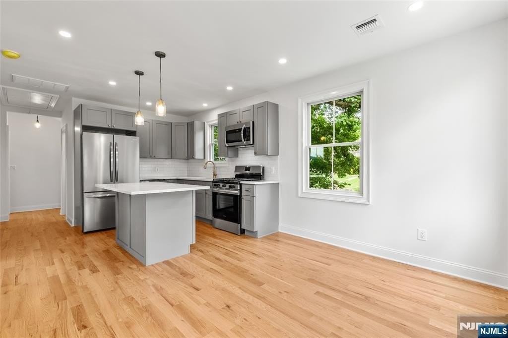 43 Franklin Ave #2 - Photo 3 of 20