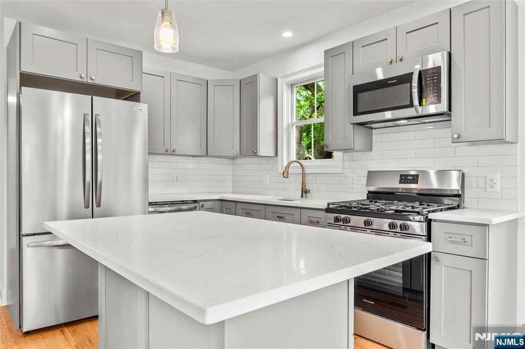 43 Franklin Ave #2 - Photo 5 of 20