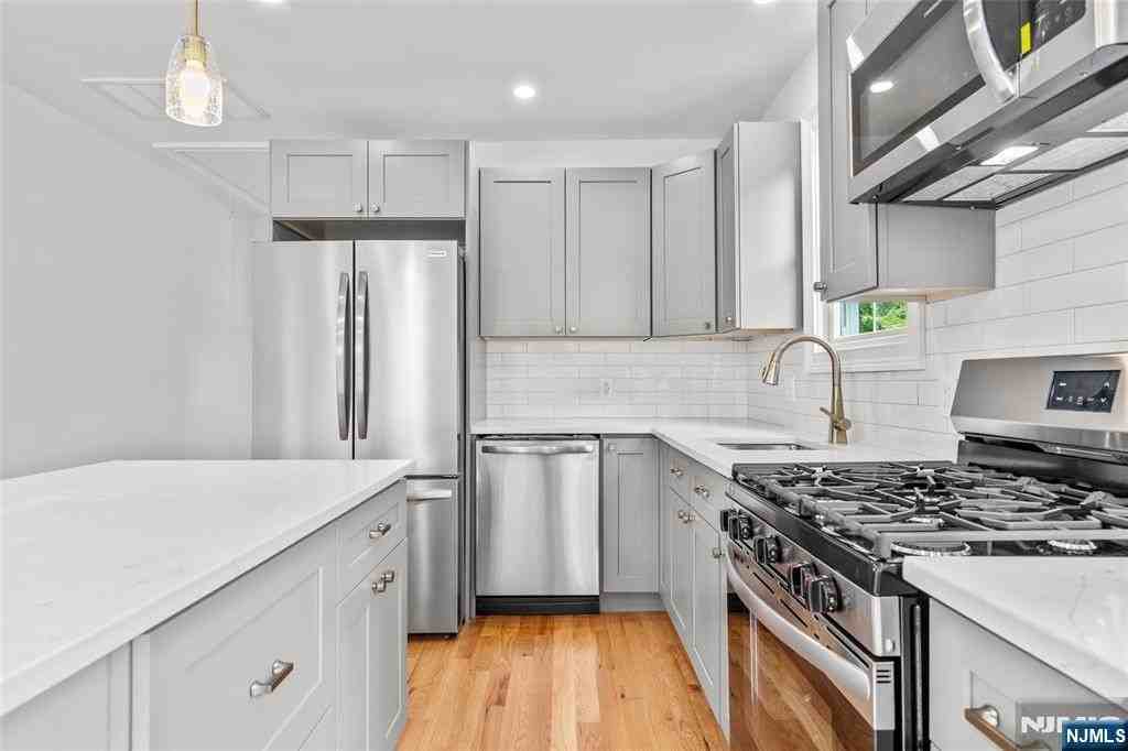 43 Franklin Ave #2 - Photo 6 of 20