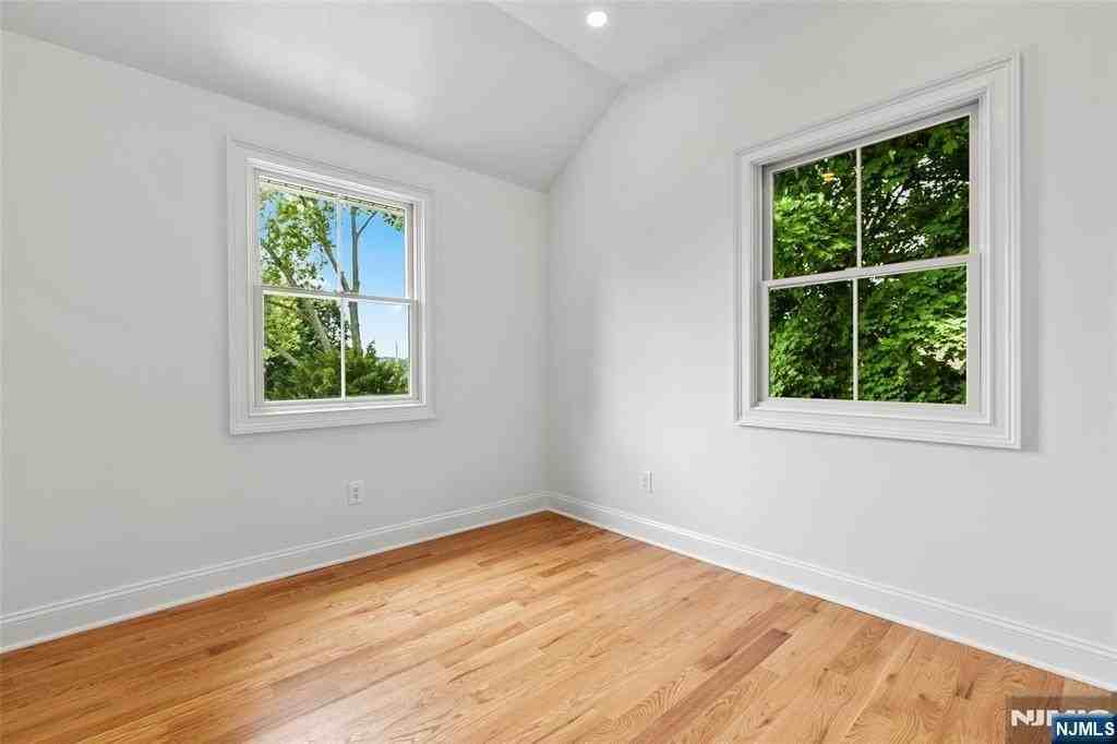 43 Franklin Ave #2 - Photo 7 of 20