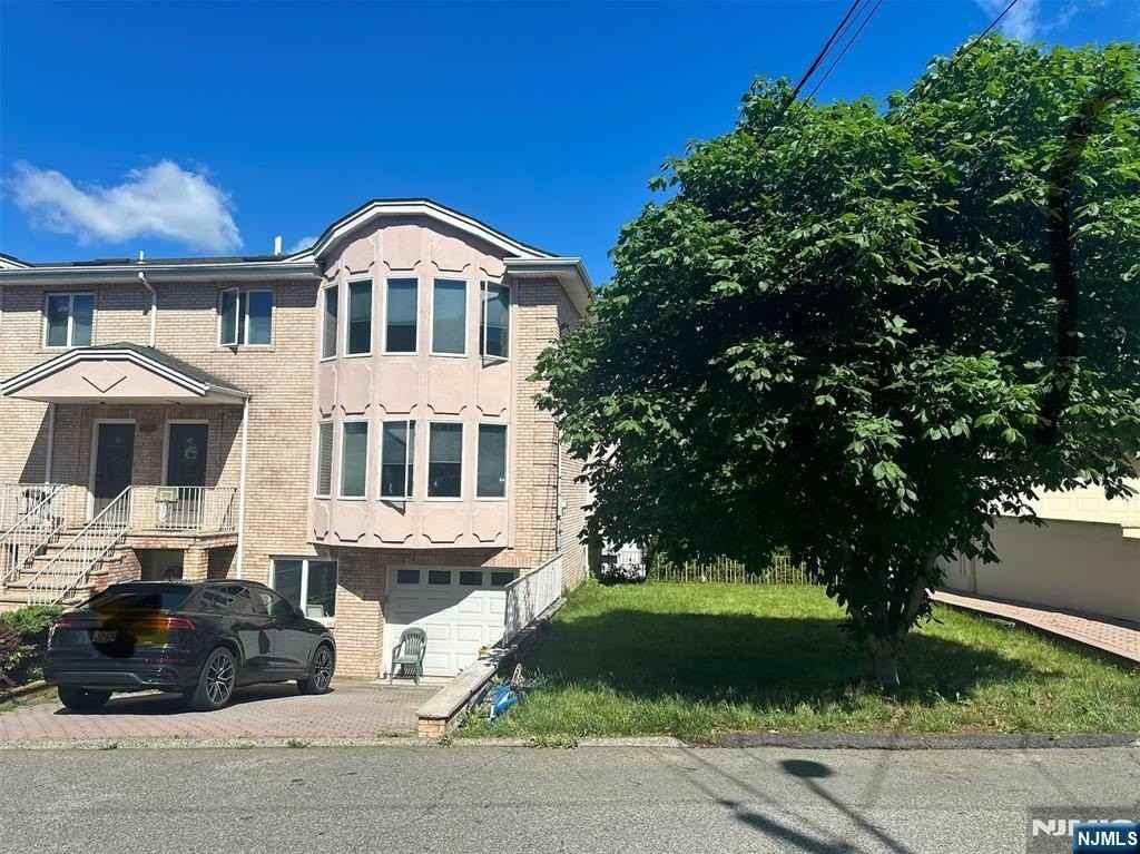 501 7th St #B - Photo 2 of 5