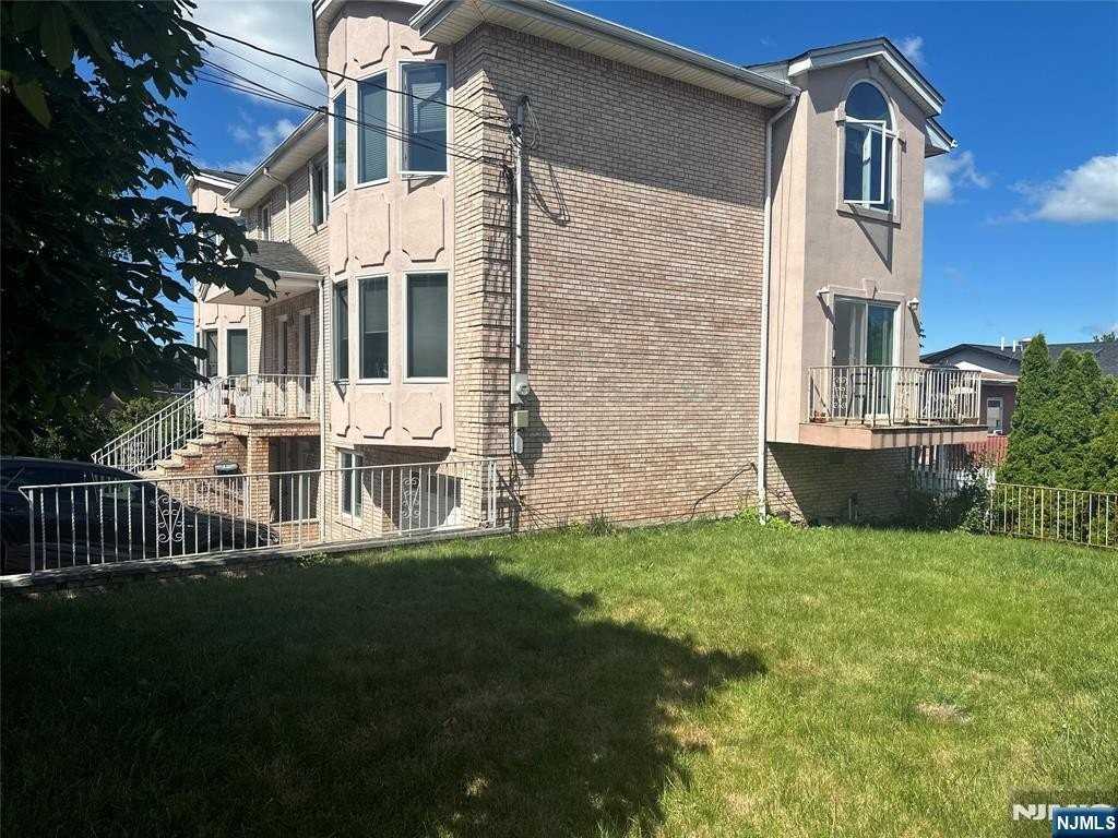 501 7th St #B - Photo 3 of 5