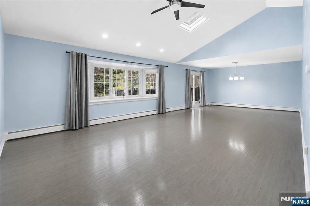 682 Floyd St - Photo 5 of 31
