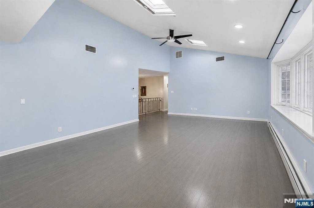 682 Floyd St - Photo 6 of 31