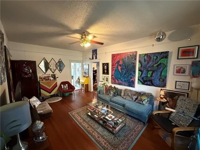 902 Stewart Ct - Photo 2 of 10