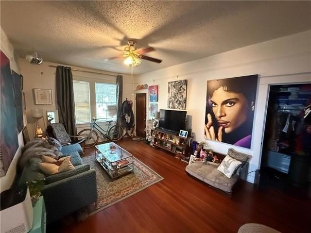 902 Stewart Ct - Photo 3 of 10