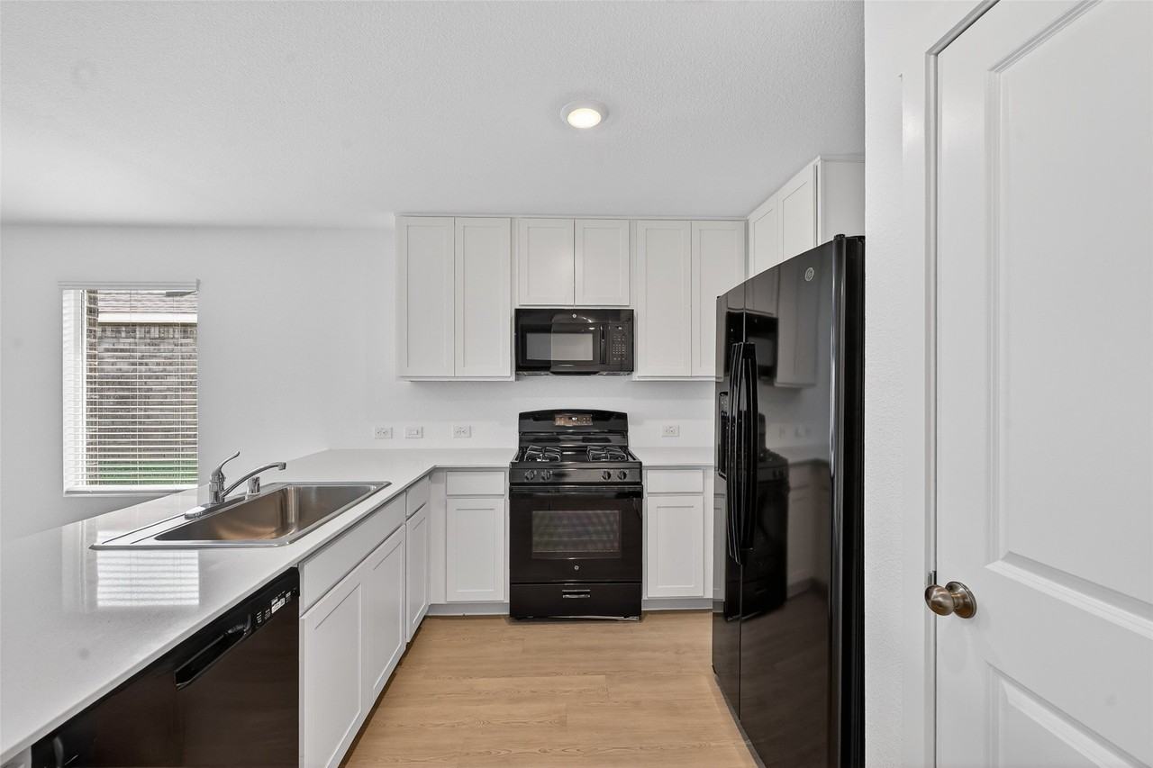 2021 Derby Ln - Photo 6 of 18