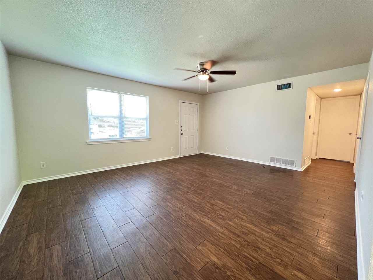 114 Southmanor Ct - Photo 2 of 13