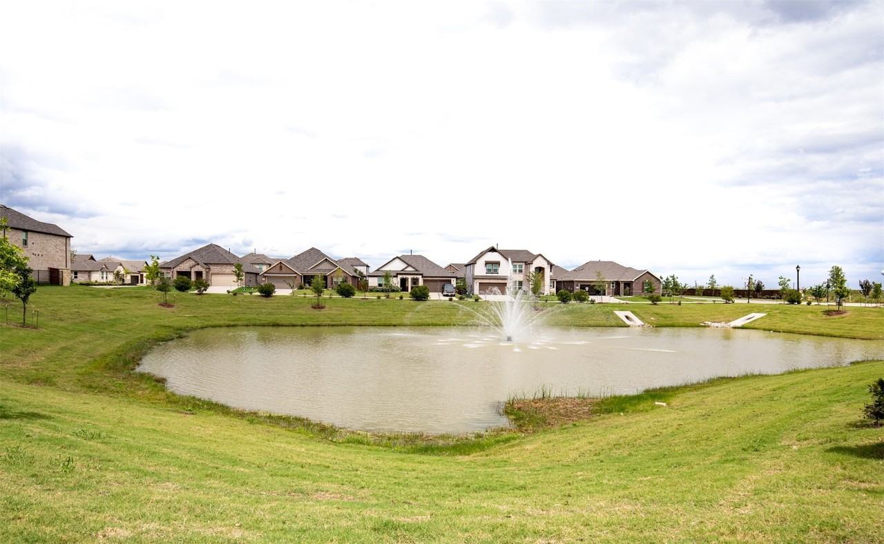 715 Parkside Dr - Photo 4 of 38