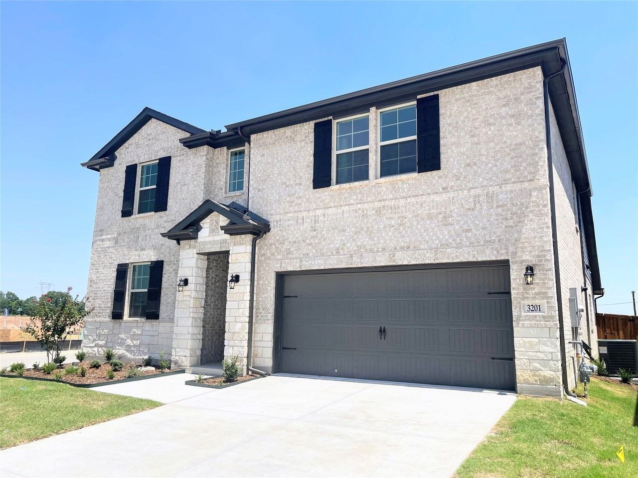 3201 Riverlawn Dr - Photo 2 of 35