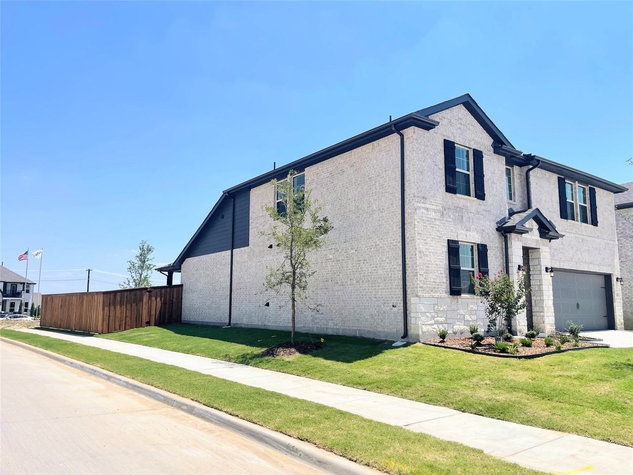 3201 Riverlawn Dr - Photo 3 of 35