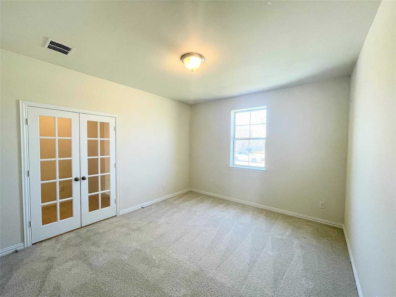 3201 Riverlawn Dr - Photo 4 of 35