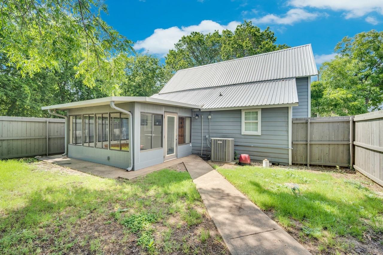 401 E Avenue G - Photo 6 of 32