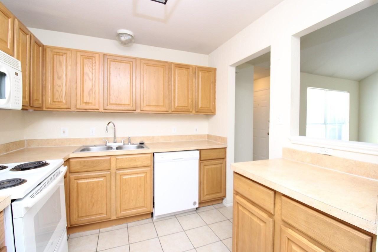 1105 Weston Dr - Photo 3 of 15