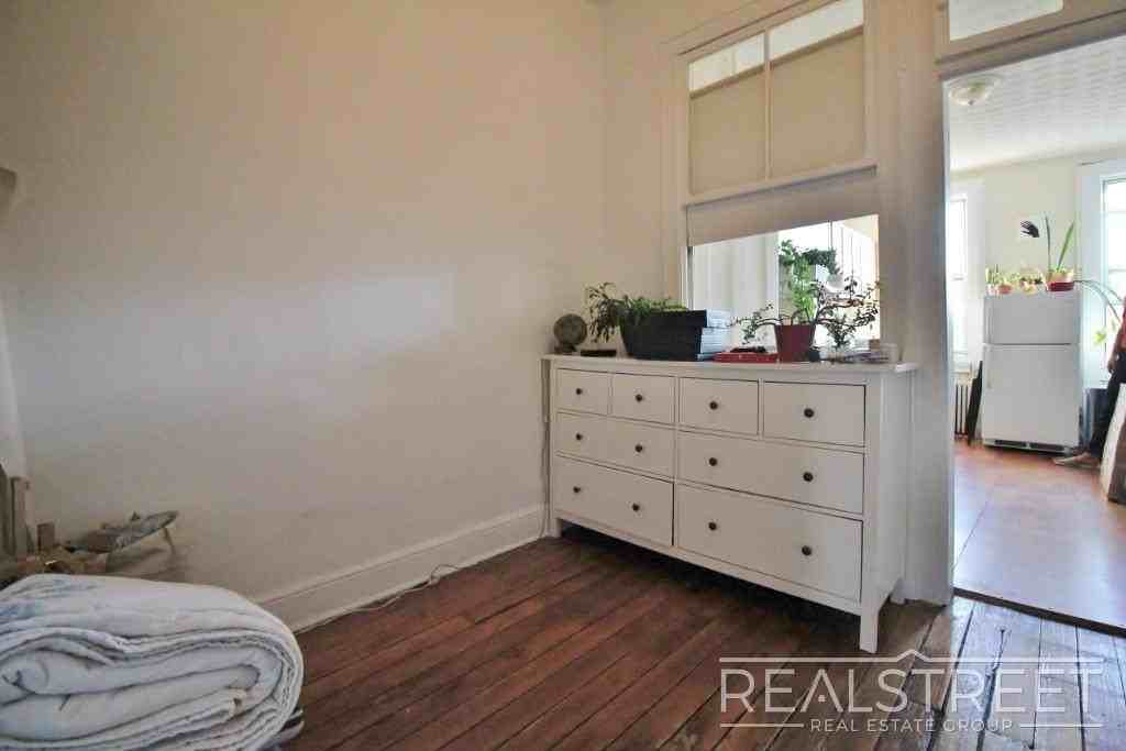 1154 Myrtle Ave #3L - Photo 5 of 8
