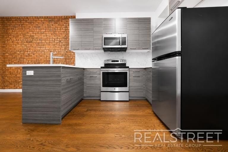 890 Jefferson Ave #2L - Photo 3 of 10