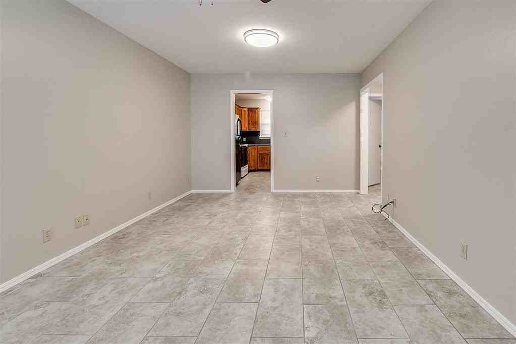 828 Russell Cir - Photo 3 of 13