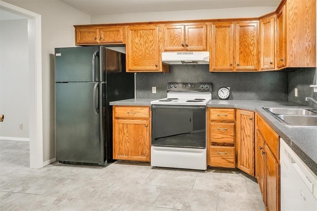 828 Russell Cir - Photo 5 of 13