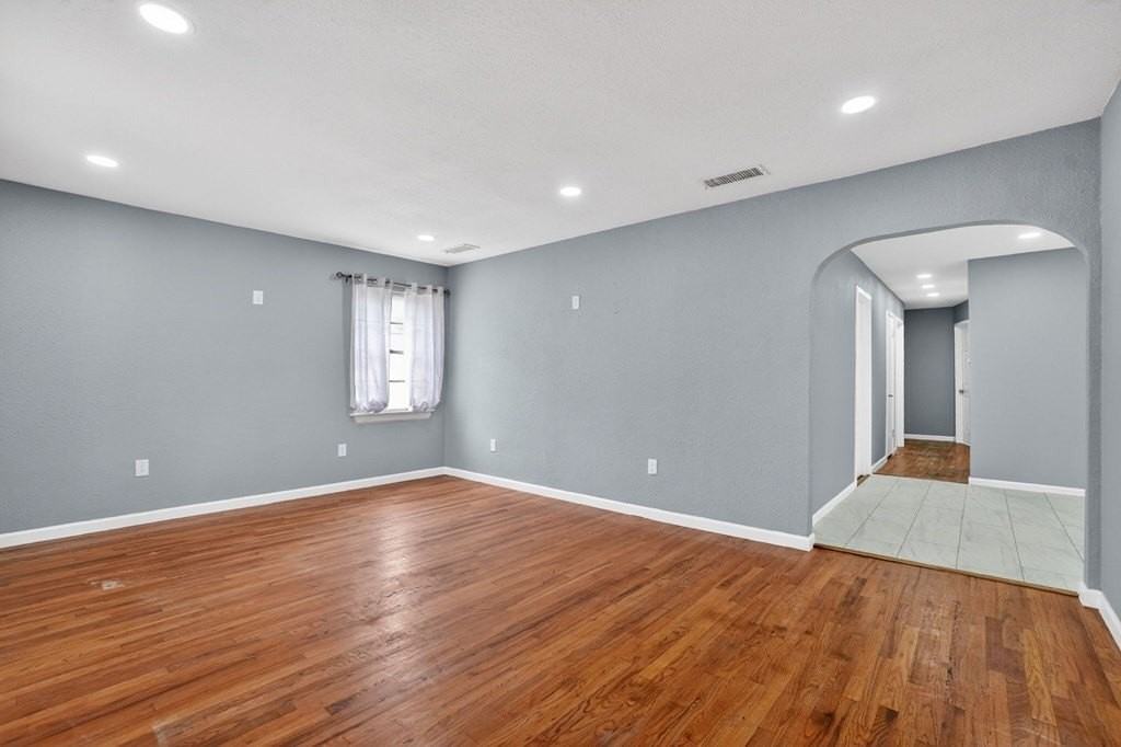 4427 Leddy Dr - Photo 6 of 41