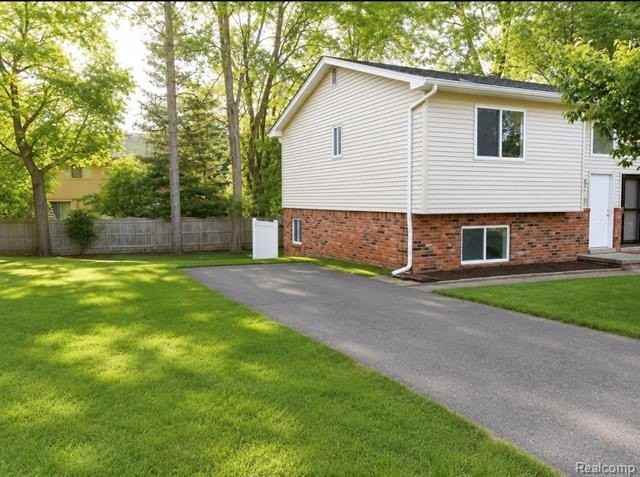 211 Hacker St - Photo 2 of 26
