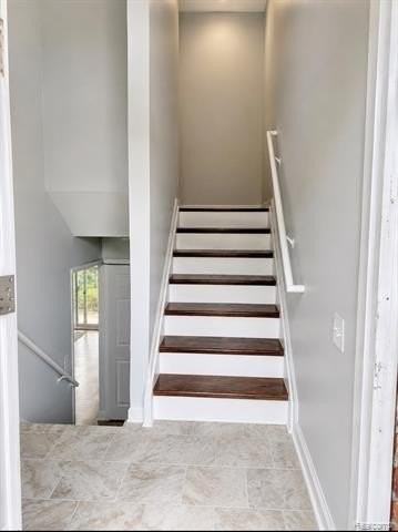 211 Hacker St - Photo 4 of 26