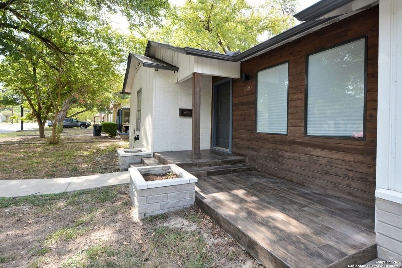 520 Avenue A - Photo 4 of 34