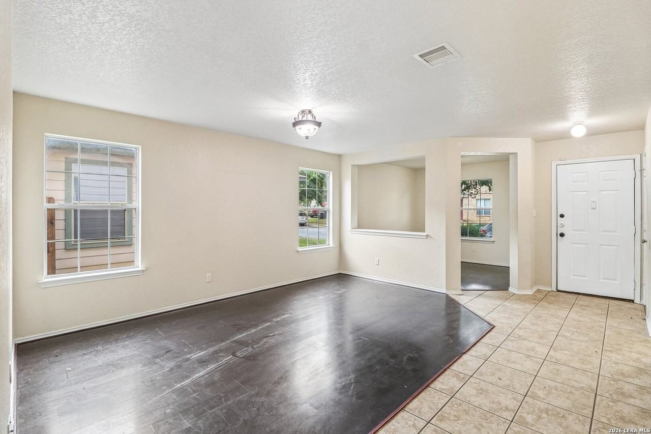 407 Amberdale Oak - Photo 3 of 30