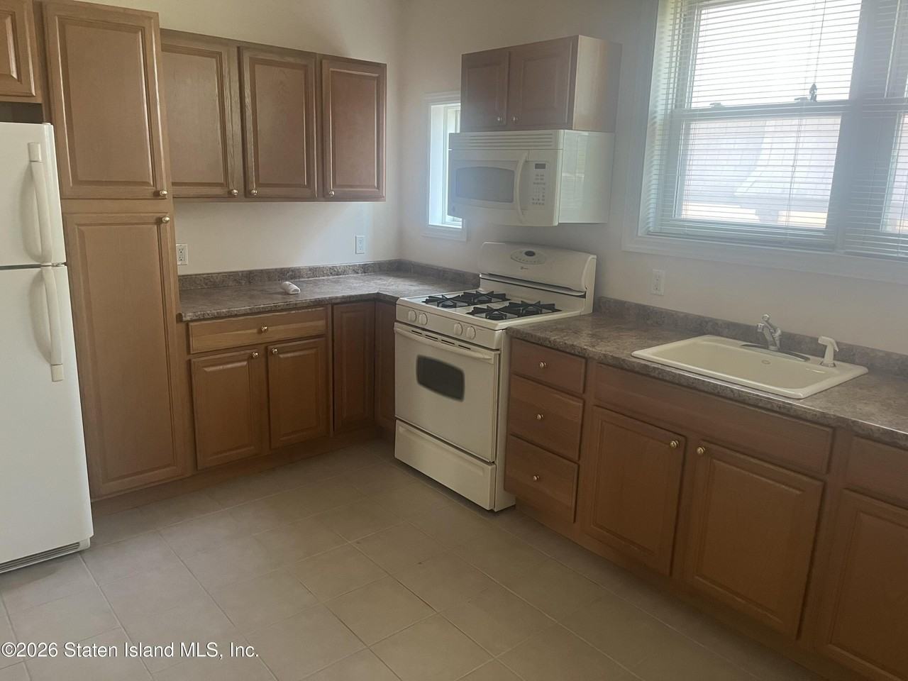 89 Bard Ave - Photo 4 of 14