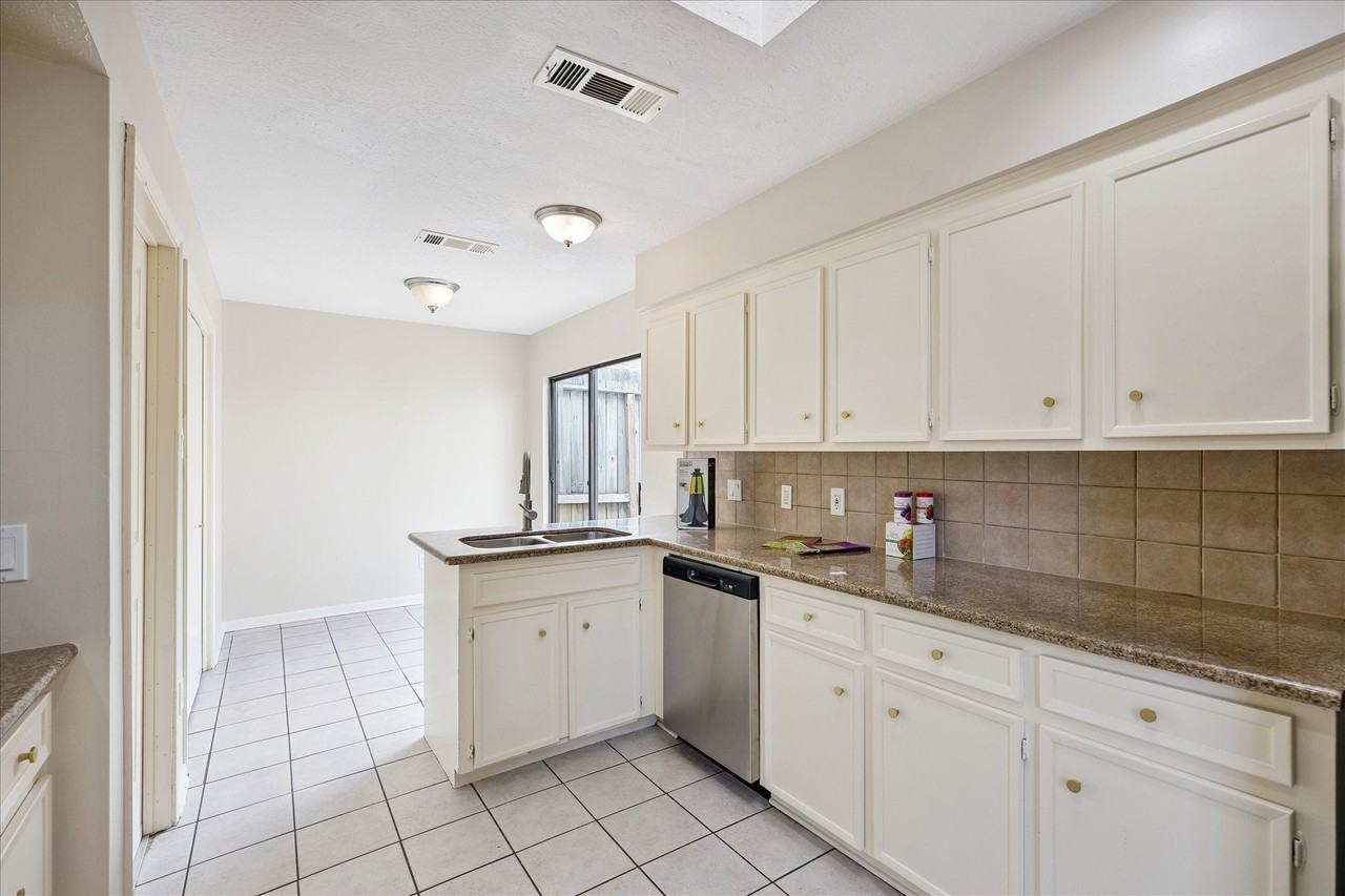 8018 Cobblefield Ln - Photo 3 of 20