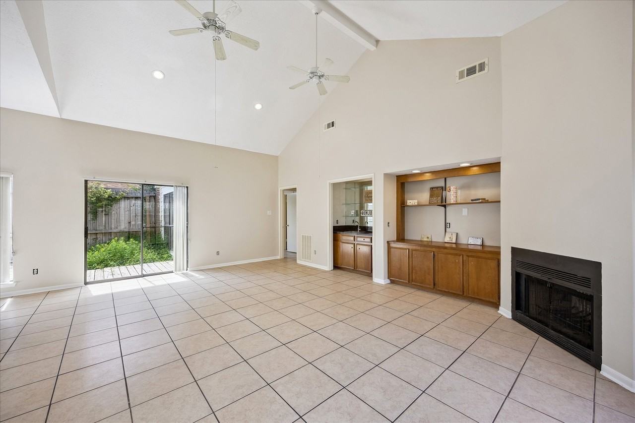 8018 Cobblefield Ln - Photo 4 of 20