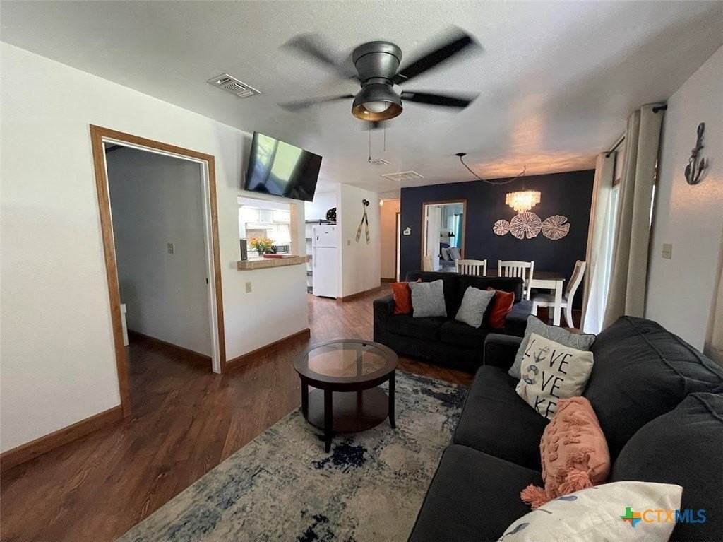 685 Eastview Dr - Photo 2 of 25