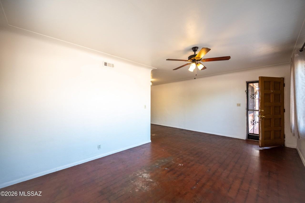 1732 N Campbell Ave - Photo 3 of 17
