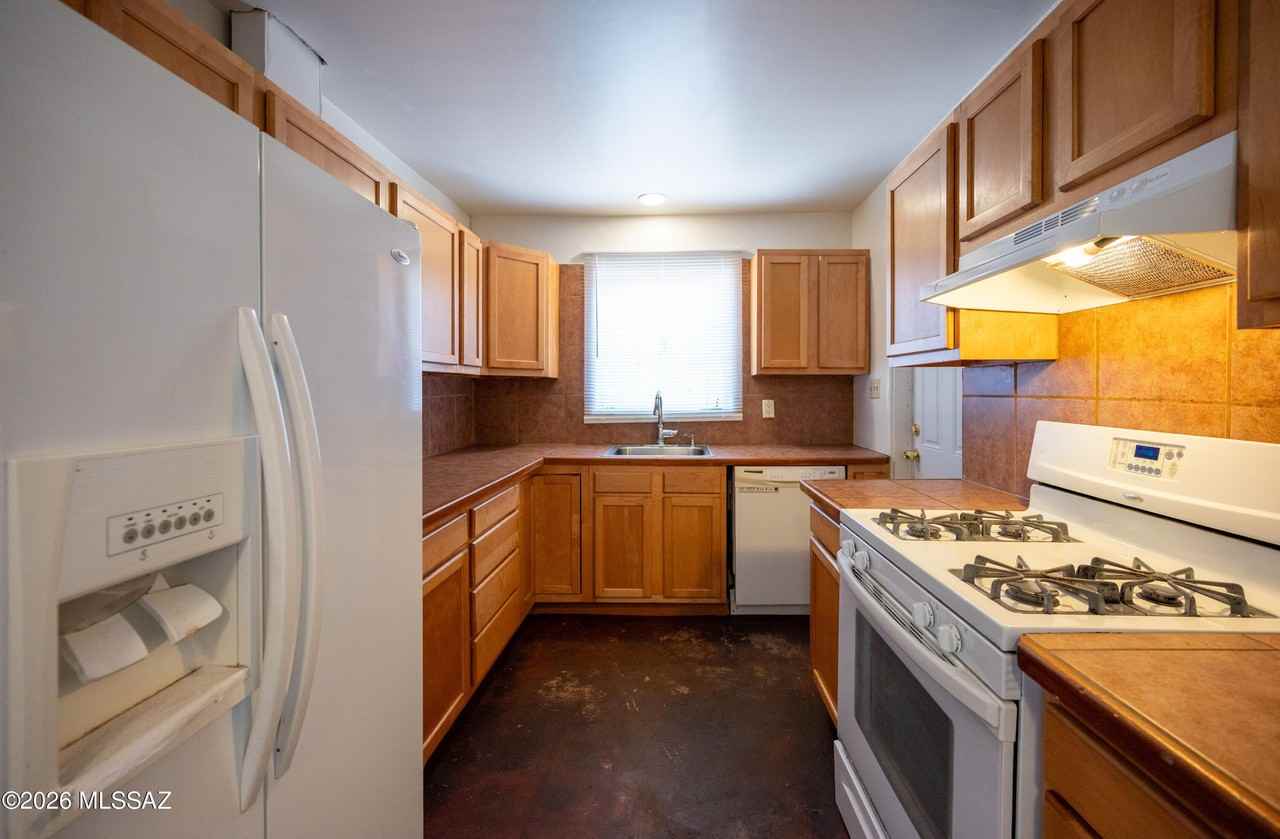 1732 N Campbell Ave - Photo 5 of 17