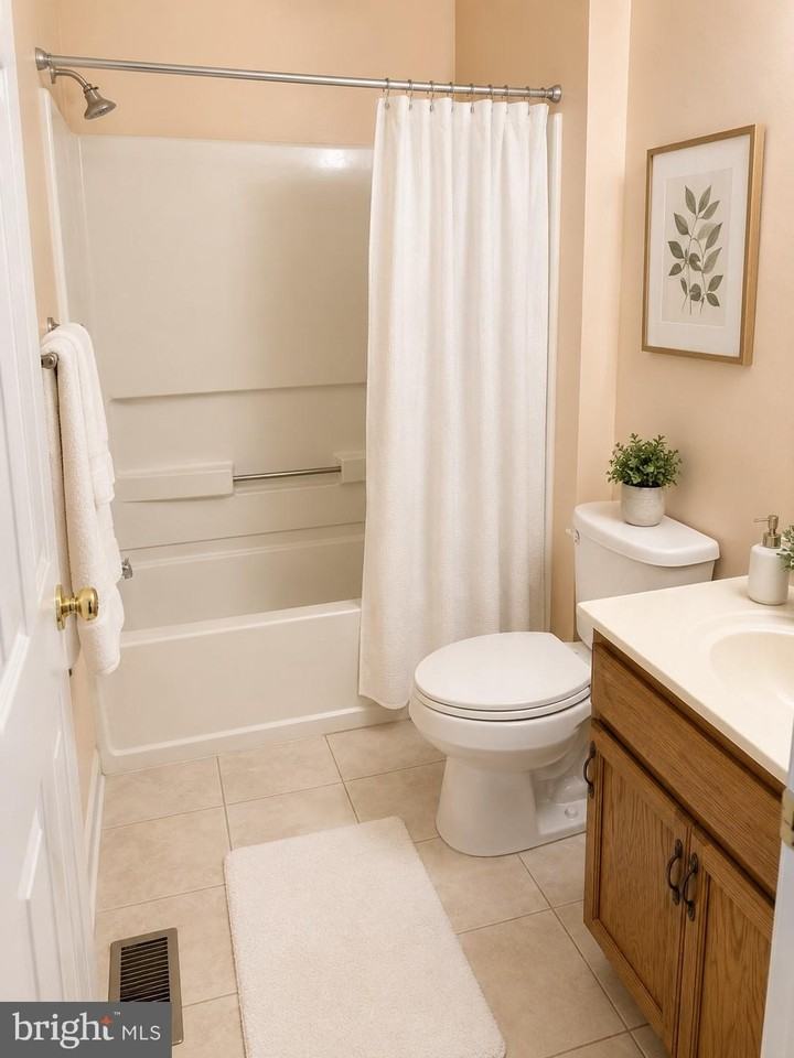 922 Glackens Ln - Photo 6 of 8