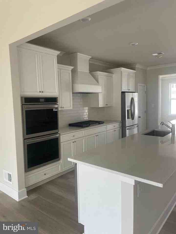 29292 Oxford Dr - Photo 2 of 9