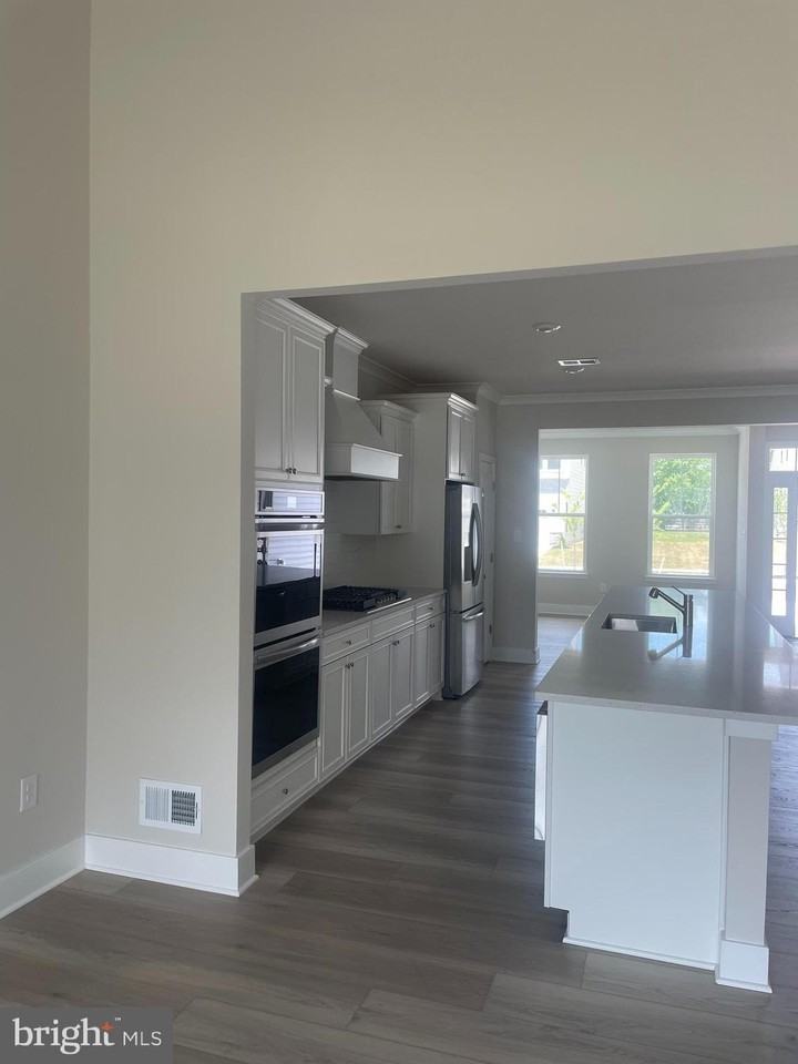 29292 Oxford Dr - Photo 3 of 9