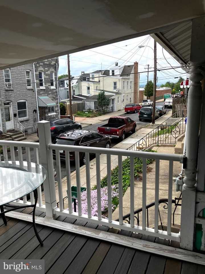 437 Linden St - Photo 2 of 12