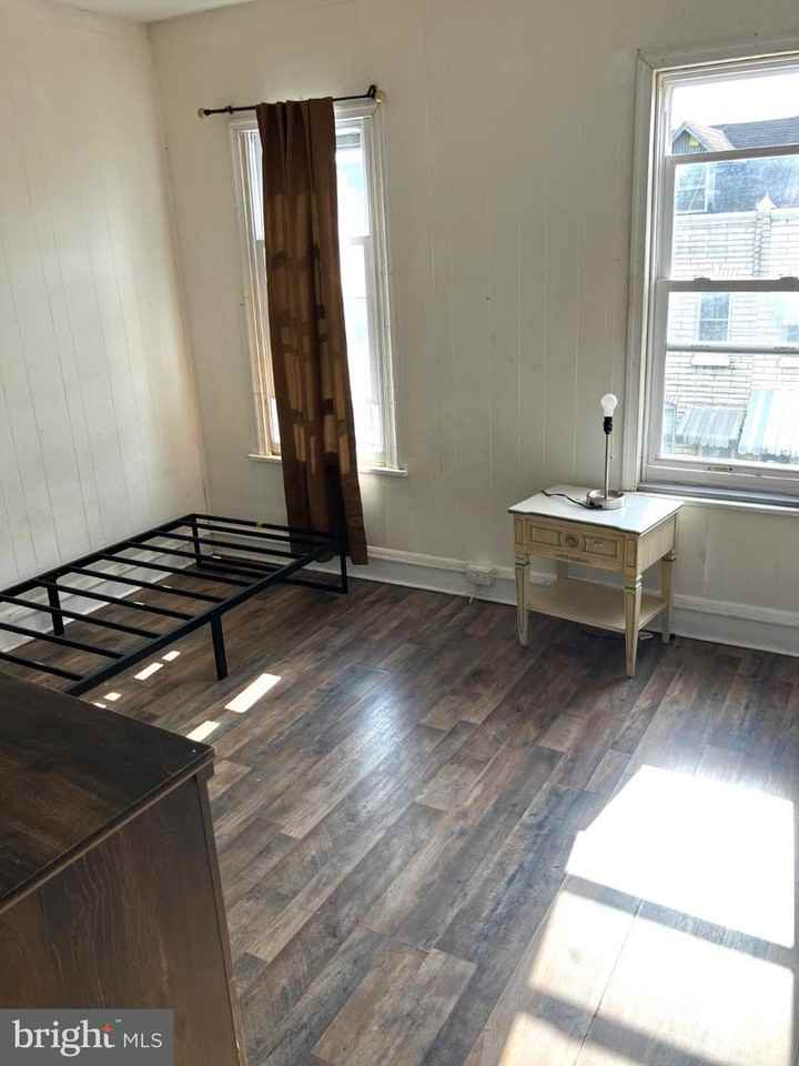 437 Linden St - Photo 4 of 12