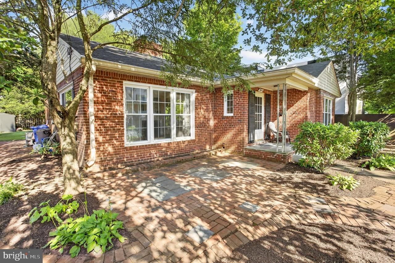 7803 Marbury Rd - Photo 3 of 26