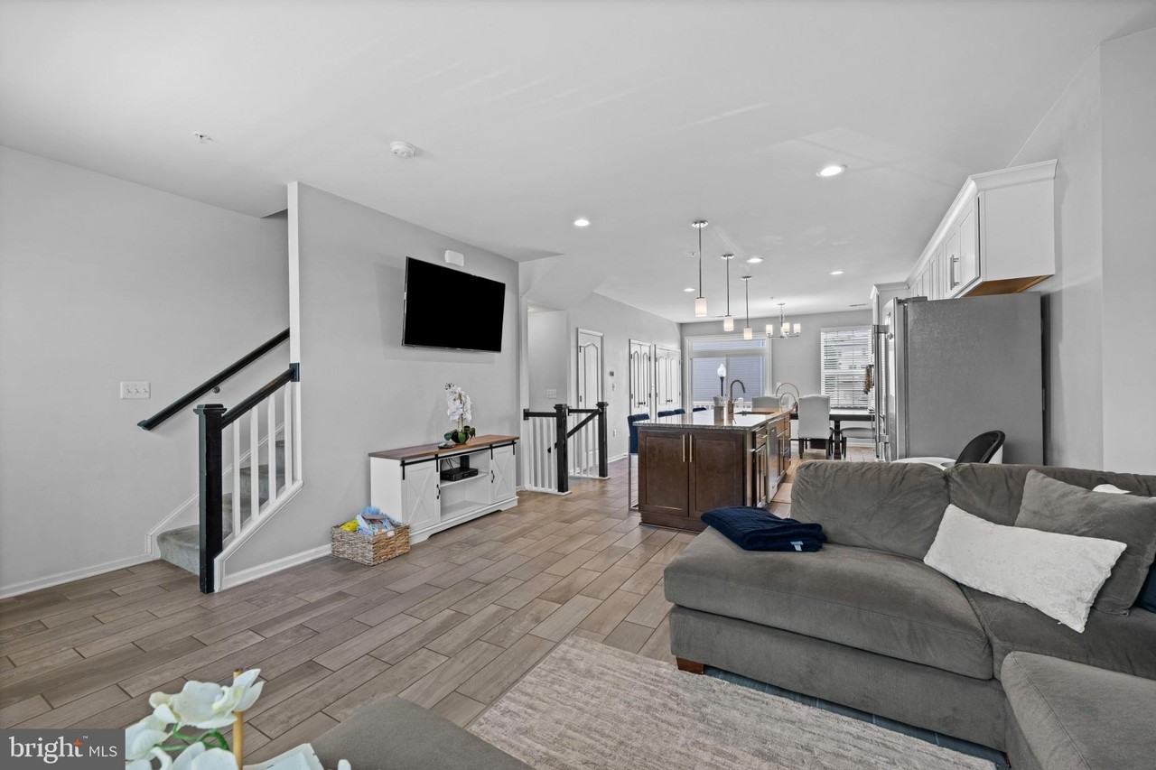 10607 Meridian Hill Way - Photo 4 of 27
