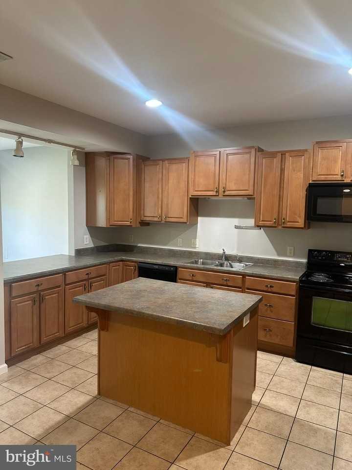 250 Merriweather Dr - Photo 3 of 14