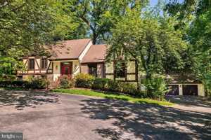 featured image of 644 Robinson Ln