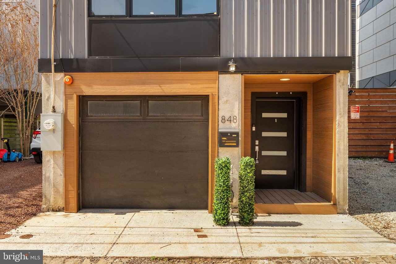 848 N Leithgow St - Photo 3 of 50
