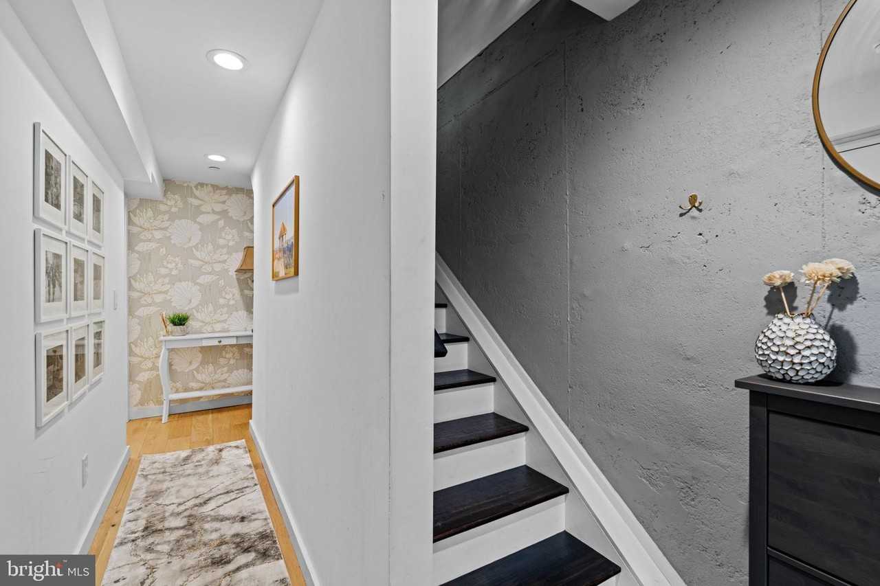 848 N Leithgow St - Photo 5 of 50