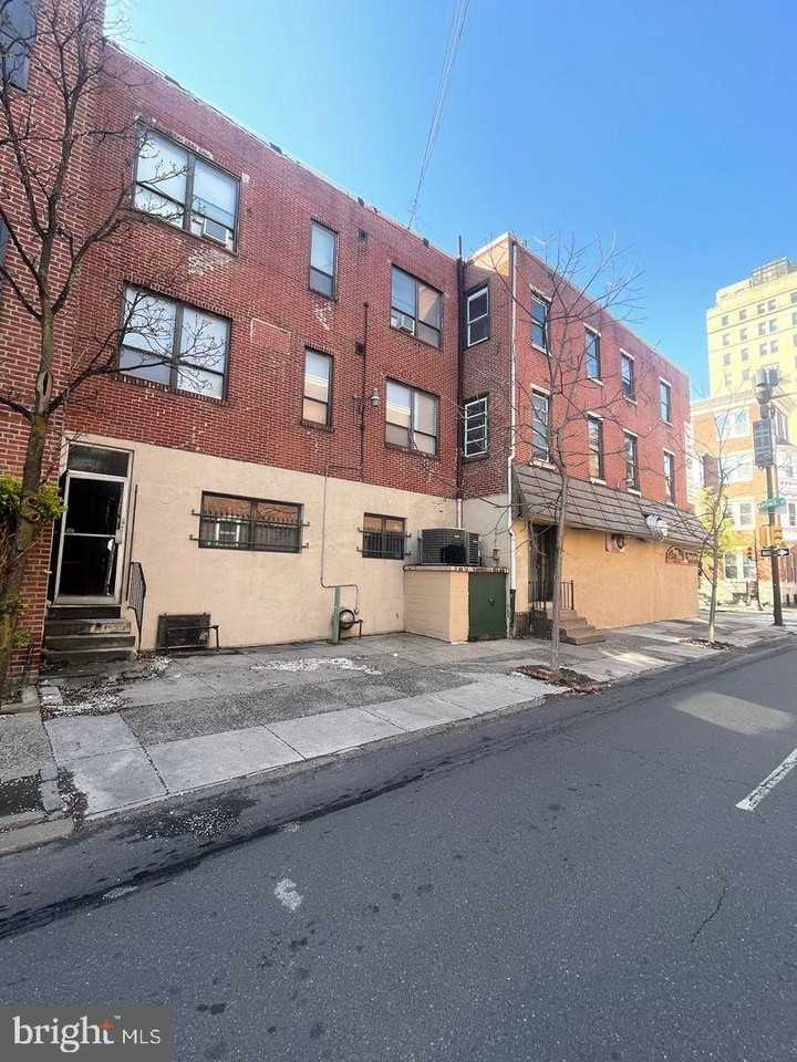 1900 Pine St #2R - Photo 3 of 18